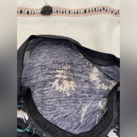 Torrid Classic Fit short sleeve Shirt - Picture 2 of 3